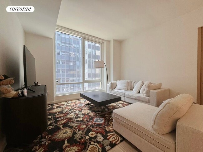 135 E 47th St in New York, NY - Building Photo - Building Photo
