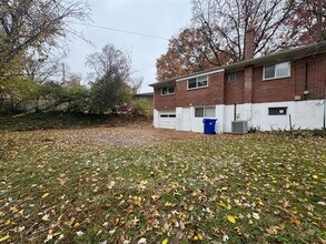 8000 Noel Ct in University City, MO - Building Photo - Building Photo