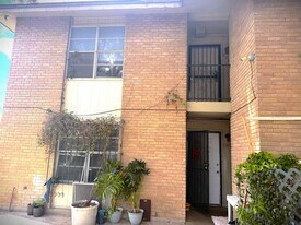 5302 Springfield Ave in Laredo, TX - Building Photo