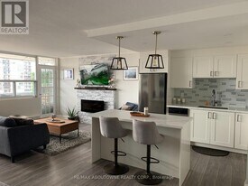 2263 Marine Dr in Oakville, ON - Building Photo