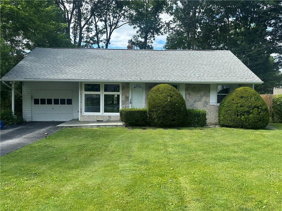 13 Winnetou Rd in White Plains, NY - Building Photo