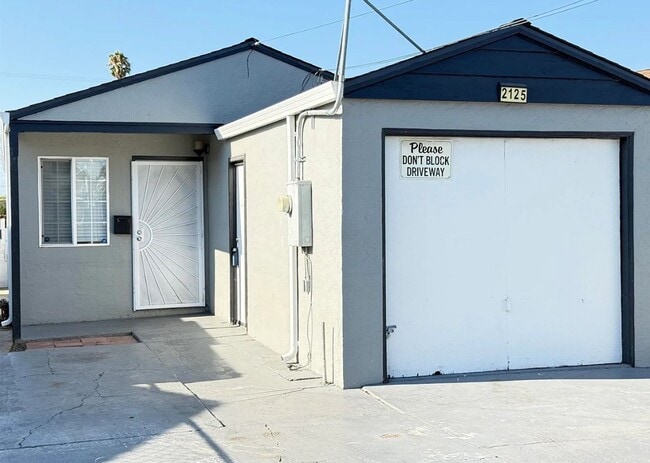 2125 102nd Ave in Oakland, CA - Building Photo - Building Photo