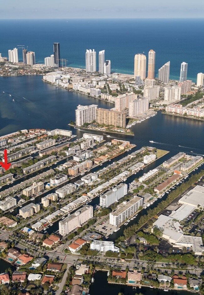 3551 NE 169th St in North Miami Beach, FL - Building Photo - Building Photo