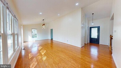 12043 Stoneford Dr in Woodbridge, VA - Building Photo - Building Photo