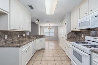 AVAILABLE AUGUST 2026 - Charming 3 bed/ 2 in Bryan, TX - Building Photo - Building Photo