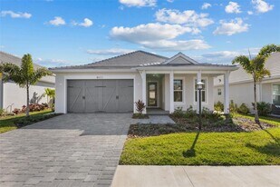 8071 Slipway Dr in Sarasota, FL - Building Photo