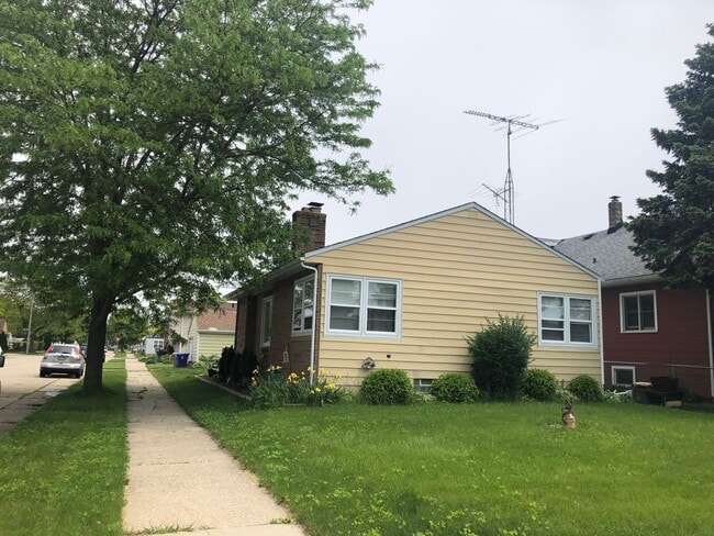 2321 30th St in Kenosha, WI - Building Photo - Building Photo