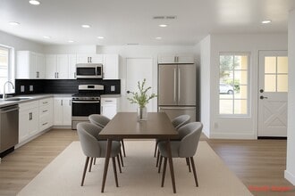 6221 Glide Ave in Woodland Hills, CA - Foto de edificio - Building Photo