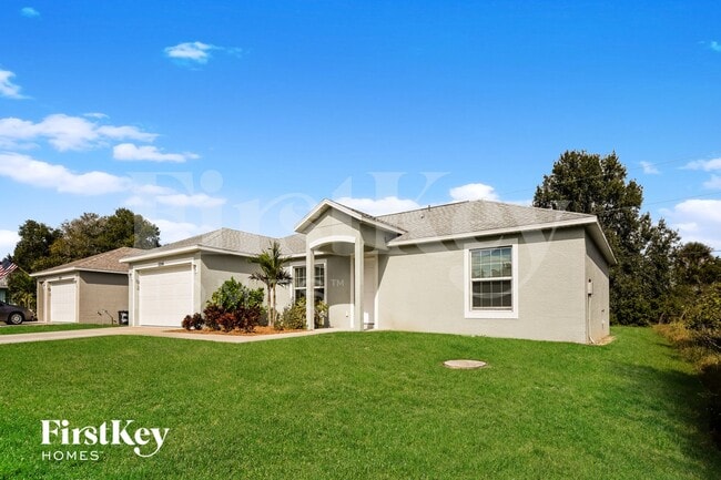 12246 Helios Ave in Port Charlotte, FL - Foto de edificio - Building Photo