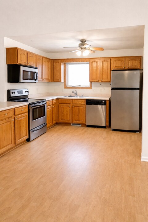 1031-1033 Pleasant View Ln in Little Chute, WI - Building Photo