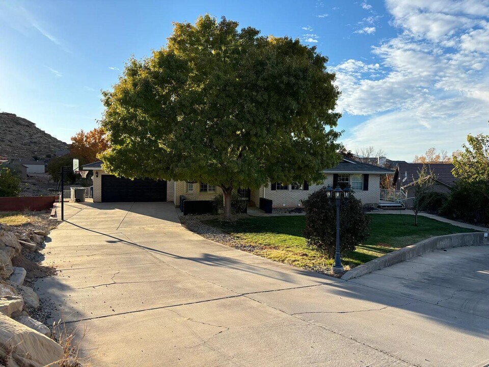428 Paintbrush Way in Saint George, UT - Building Photo