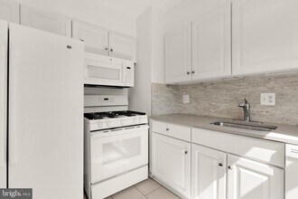 4818 Chevy Chase Dr in Chevy Chase, MD - Building Photo - Building Photo