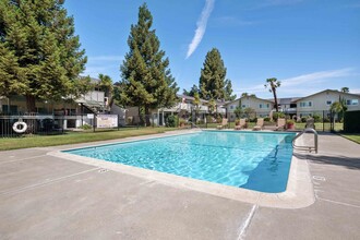 Mission Park in Gilroy, CA - Foto de edificio - Building Photo