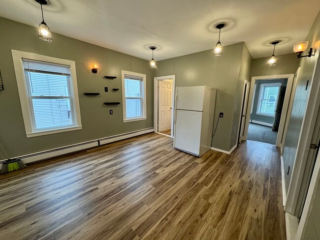 61 John St, Unit 2 in Pawtucket, RI - Foto de edificio - Building Photo