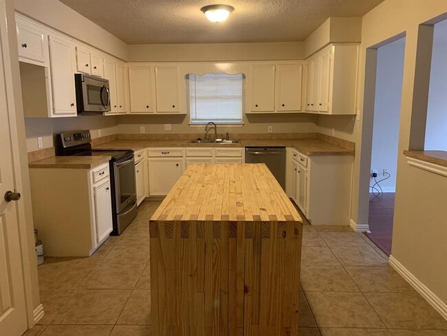 1006 Poppets Way in Crosby, TX - Building Photo - Building Photo