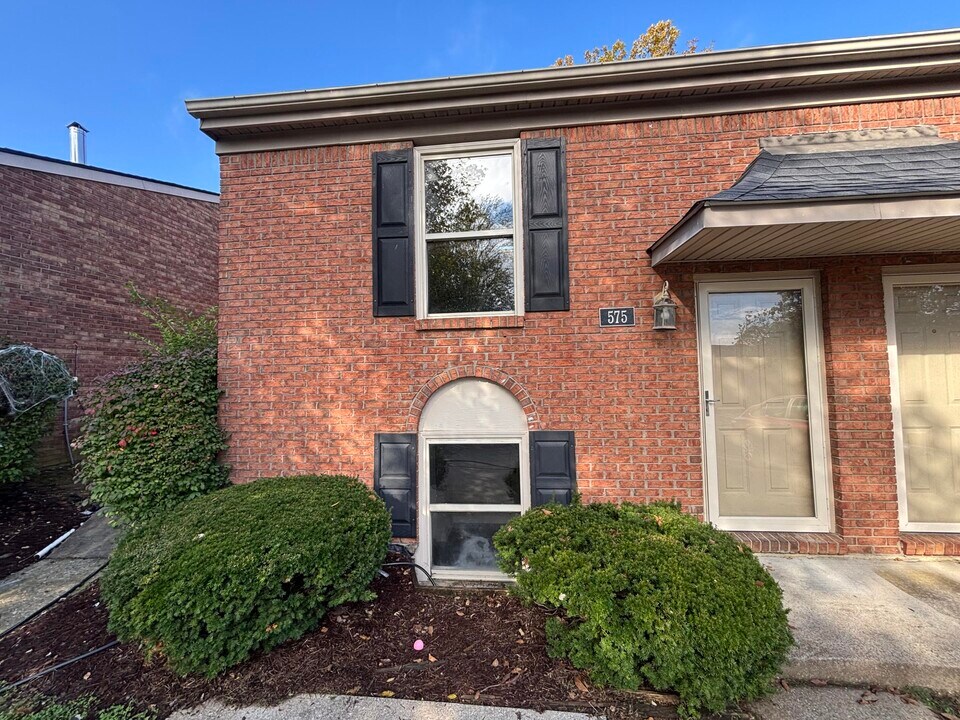 575 El Paseo Pl in Lexington, KY - Building Photo