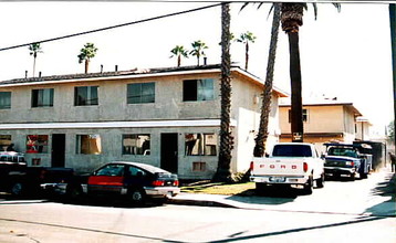 Palm Village Apartments in Buena Park, CA - Foto de edificio - Building Photo