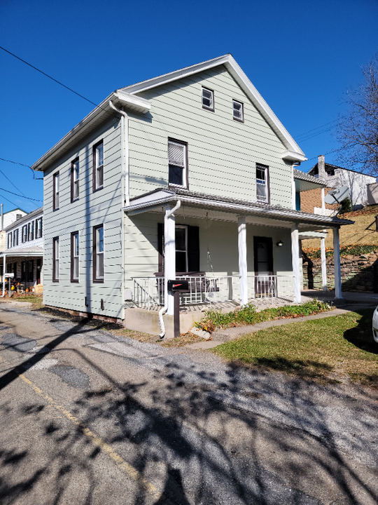 403 High St in Dauphin, PA - Building Photo