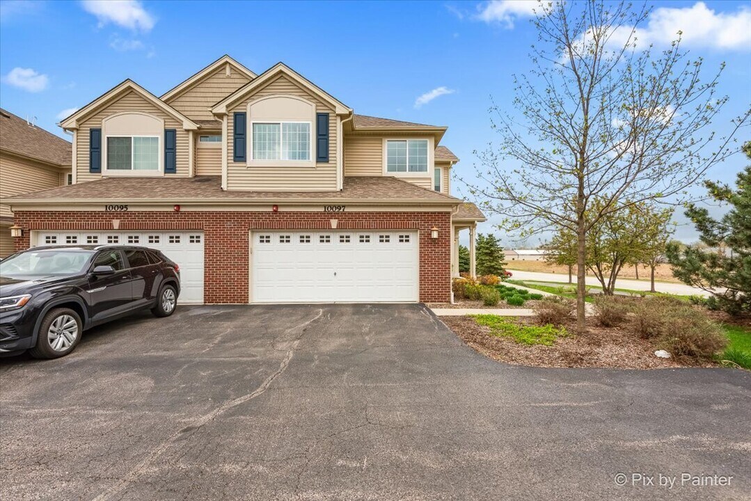 10097 Cummings St in Huntley, IL - Foto de edificio