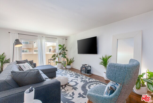 1203 N Sweetzer Ave in West Hollywood, CA - Building Photo - Building Photo