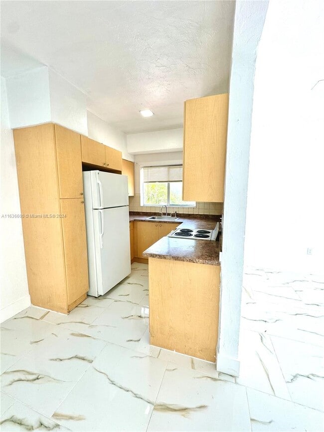 7629 Dickens Ave-Unit -5 in Miami Beach, FL - Foto de edificio - Building Photo