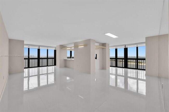 2333 Brickell Ave, Unit 1701 in Miami, FL - Building Photo - Building Photo