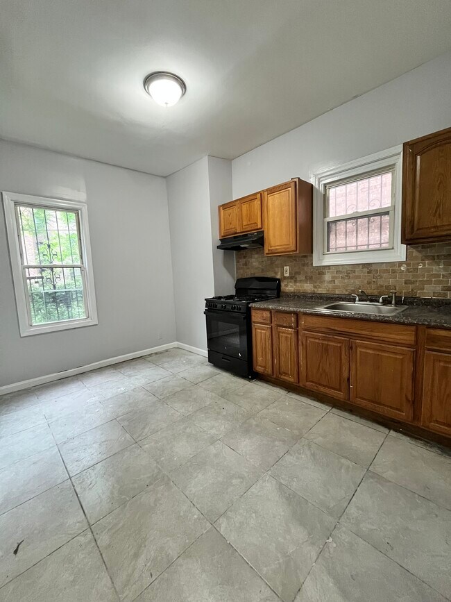 322 Forrest St, Unit 1 in Jersey City, NJ - Foto de edificio - Building Photo