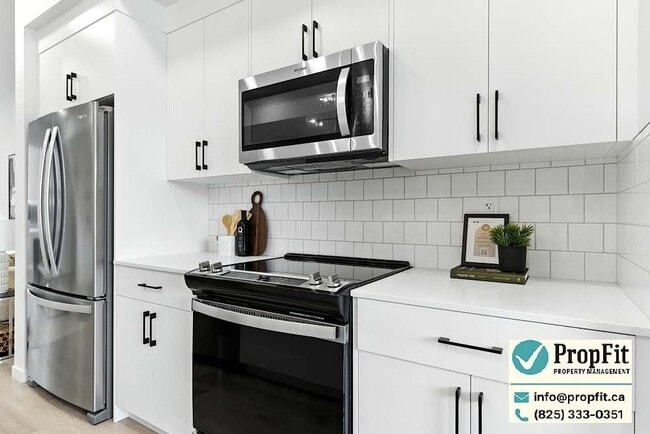 7340 Klapstein Cres SW in Edmonton, AB - Building Photo - Building Photo