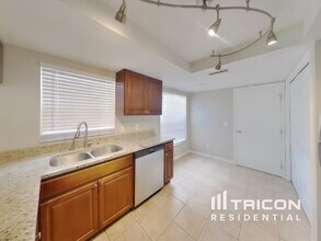 1028 Hardwood Dr in Valrico, FL - Building Photo - Building Photo