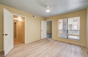 9000 Bissonnet St in Houston, TX - Building Photo - Building Photo