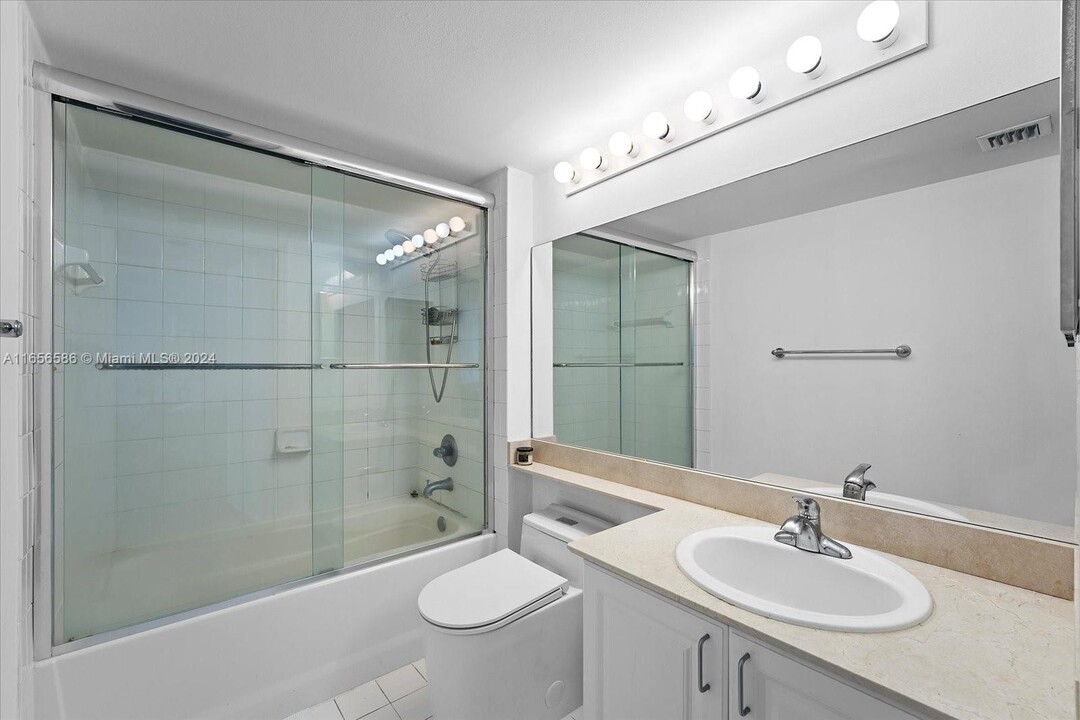 215 Michigan Ave, Unit 1406 in Miami Beach, FL - Building Photo