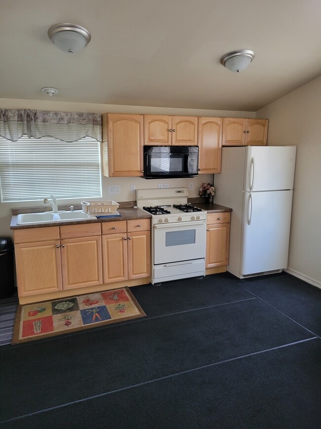 2152 Camellia Dr, Unit Furnished Studio Apartmen in Reno, NV - Foto de edificio - Building Photo