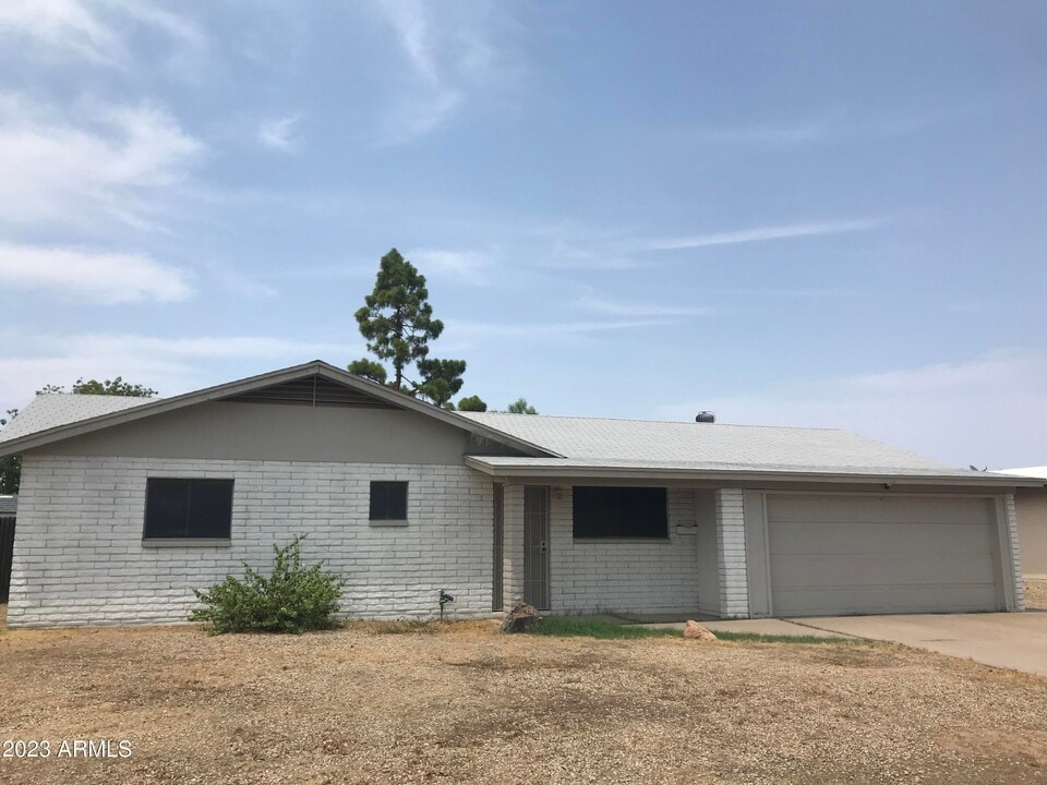 2316 W Larkspur Dr in Phoenix, AZ - Building Photo