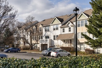 Bridgeport Condominiums in Laurel, MD - Building Photo - Building Photo