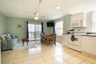 608 Carolina Beach Ave S in Carolina Beach, NC - Foto de edificio - Building Photo