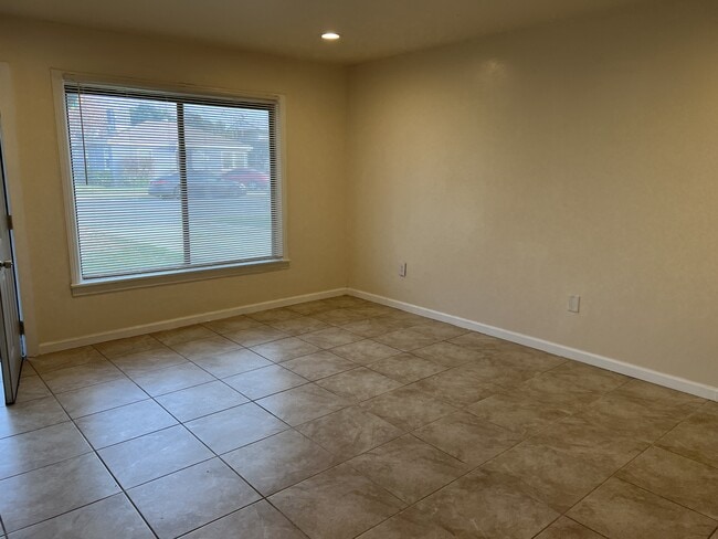 718 Charlana Dr in Bakersfield, CA - Building Photo - Building Photo