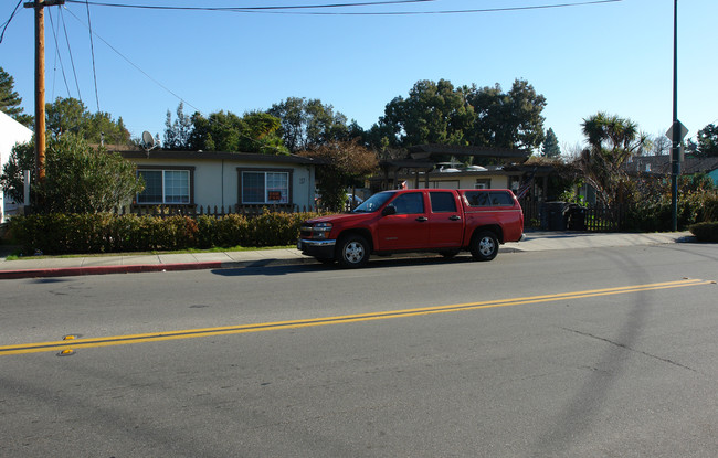 125 Escuela Ave in Mountain View, CA - Building Photo - Building Photo