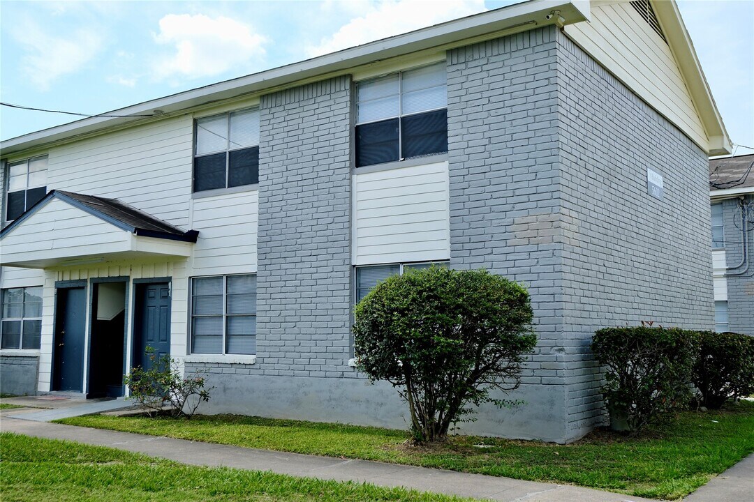 5630 Market St in Houston, TX - Building Photo