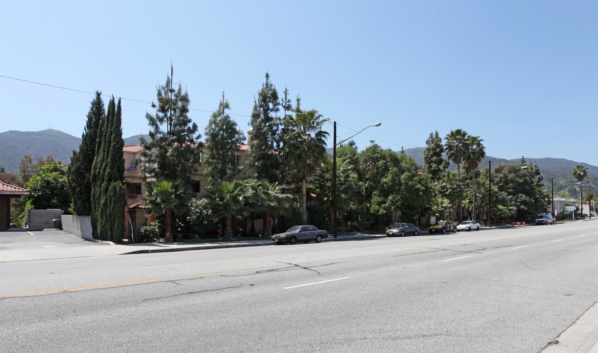 Twin Oaks Senior Apartments in Verdugo City, CA - Foto de edificio