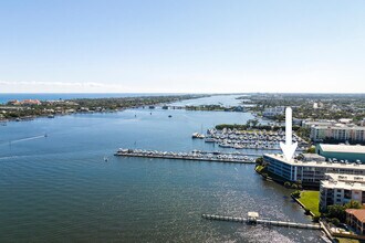 100 Waterway Dr S in Lantana, FL - Building Photo - Building Photo