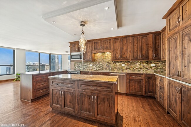 405 N Wabash Ave in Chicago, IL - Building Photo - Building Photo