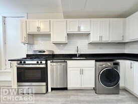 727 W Roscoe St in Chicago, IL - Building Photo