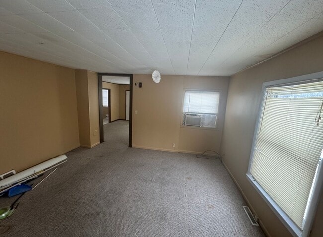 2401 Lowell Ave in Saginaw, MI - Foto de edificio - Building Photo