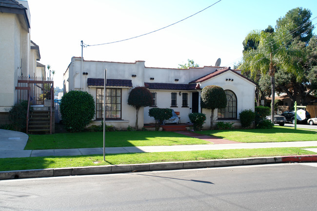 704 Granada St in Glendale, CA - Foto de edificio - Building Photo
