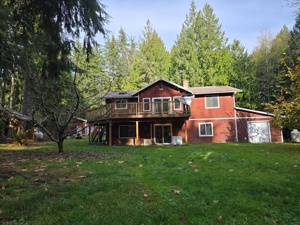 26147 Port Gamble Rd NE in Kingston, WA - Building Photo