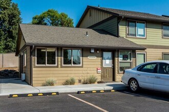 2050 SW Timber Ave in Redmond, OR - Building Photo - Building Photo