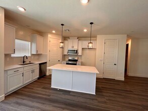 3926 W Delaware Ave in Visalia, CA - Building Photo - Building Photo
