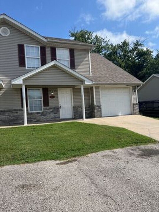 721 Demaret Dr in Columbia, MO - Foto de edificio