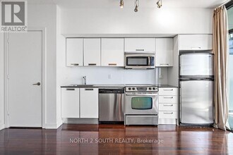 33 Charles St E in Toronto, ON - Building Photo - Building Photo