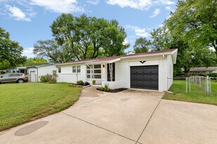 211 E Meadowlark Rd in Derby, KS - Building Photo